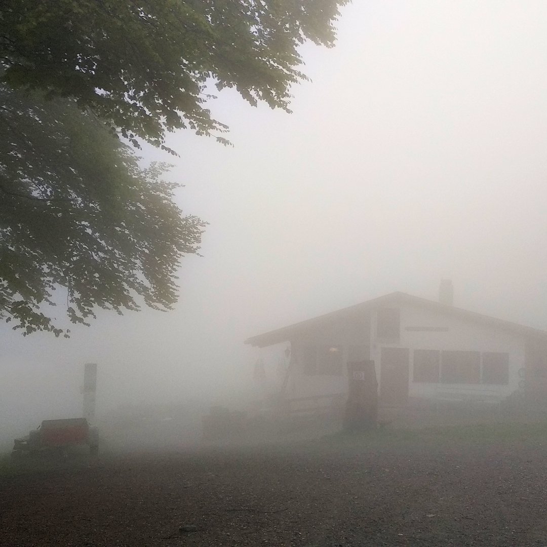 Die Gummenhütte im dichten Nebel