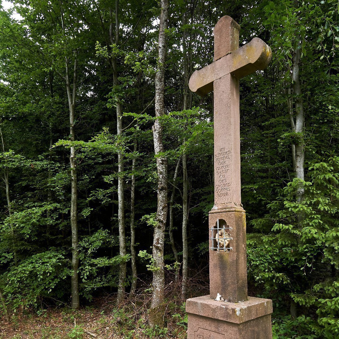 Das Schwabenkreuz am Zweitälersteig bei Biederbach