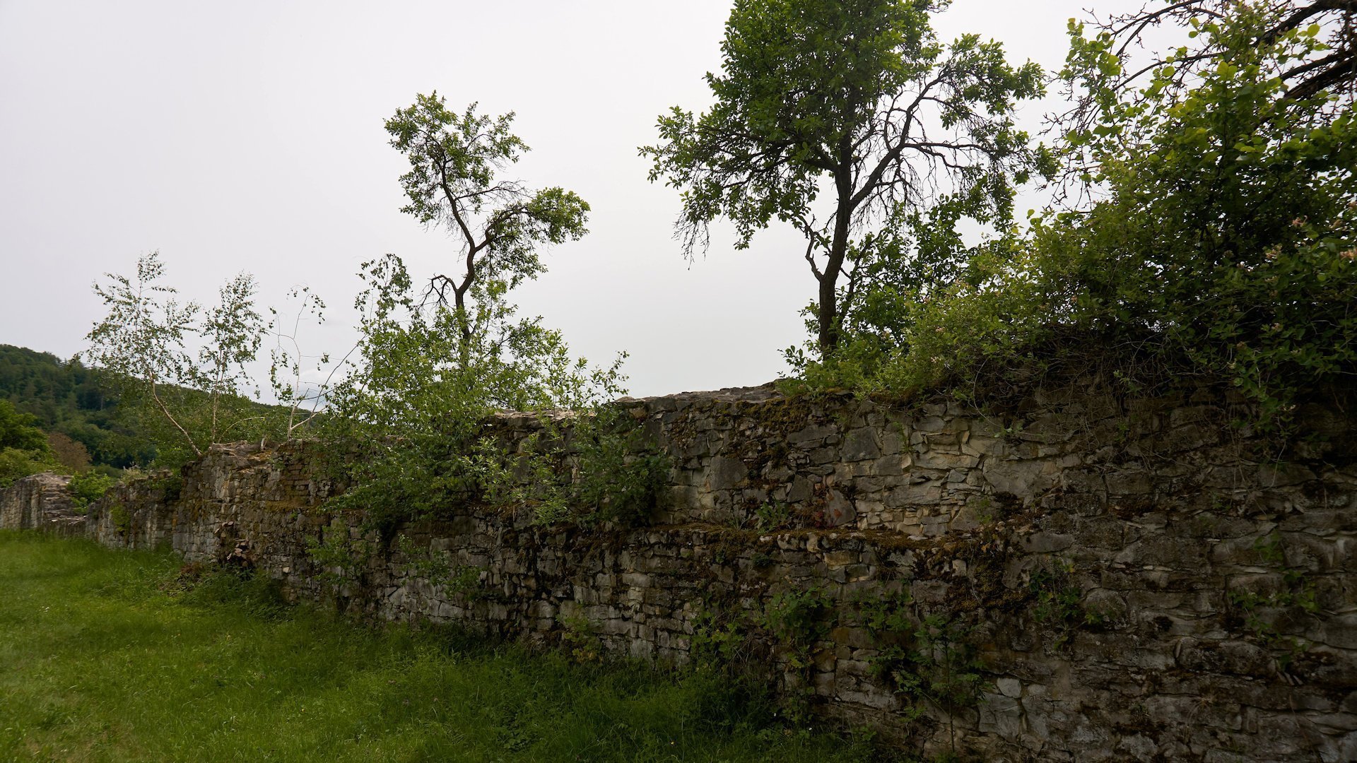 Frankenalb Panoramaweg: Die Klostermauer Engelthal war einst 1.200 Meter lang