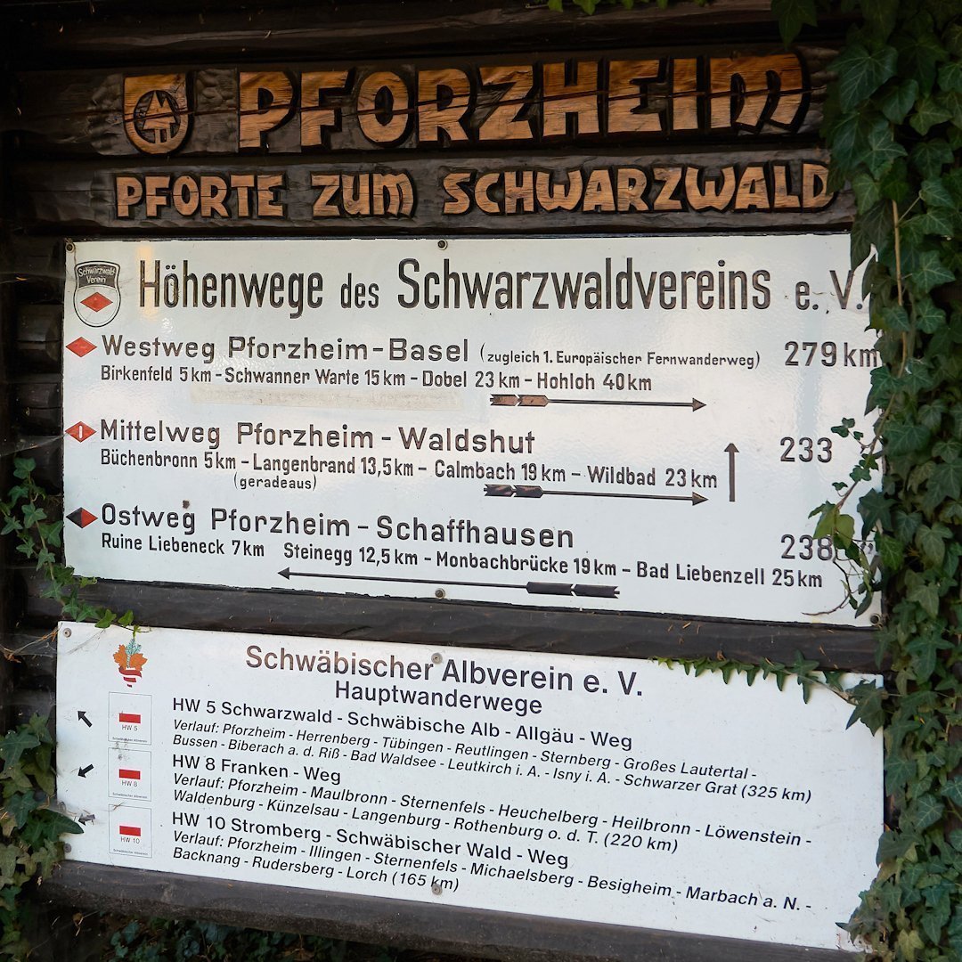 Wegweiser zu den Höhenwegen des Schwarzwaldvereins