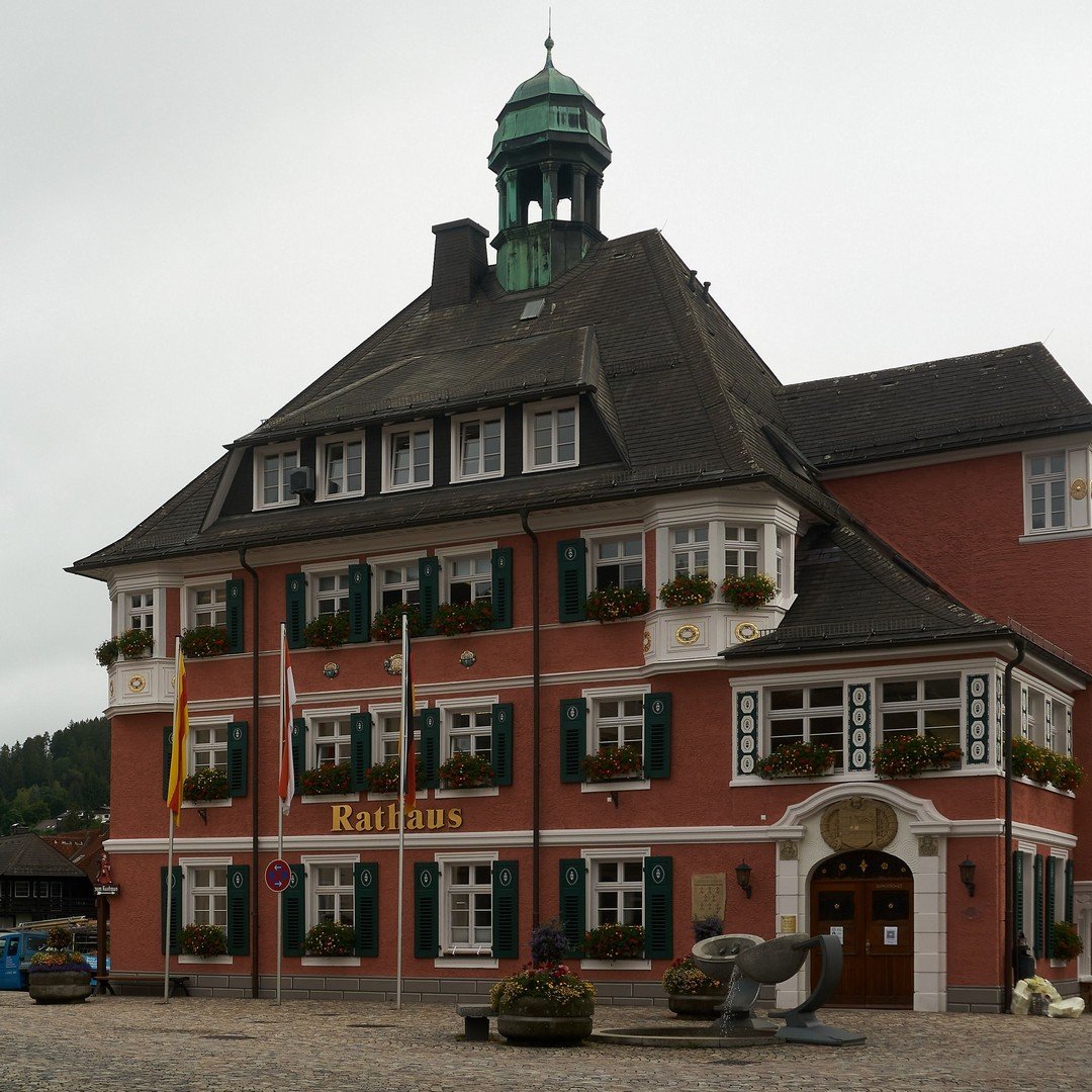 Schluchtensteig: Das Rathaus in Lenzkirch