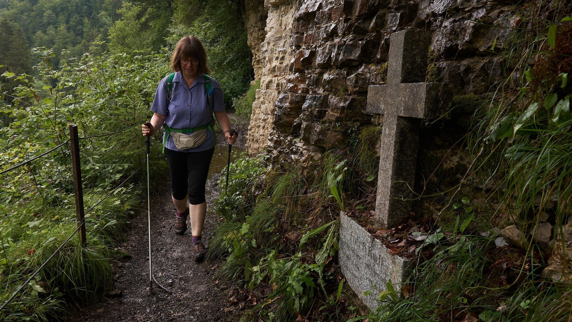 Schluchtensteig: Das Steinkreuz am Engländerfelsen erinnert an einen tödlichen Absturz von der Felsengalerie